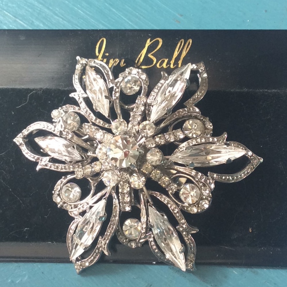 Rhinestone floral brooch (AL21)